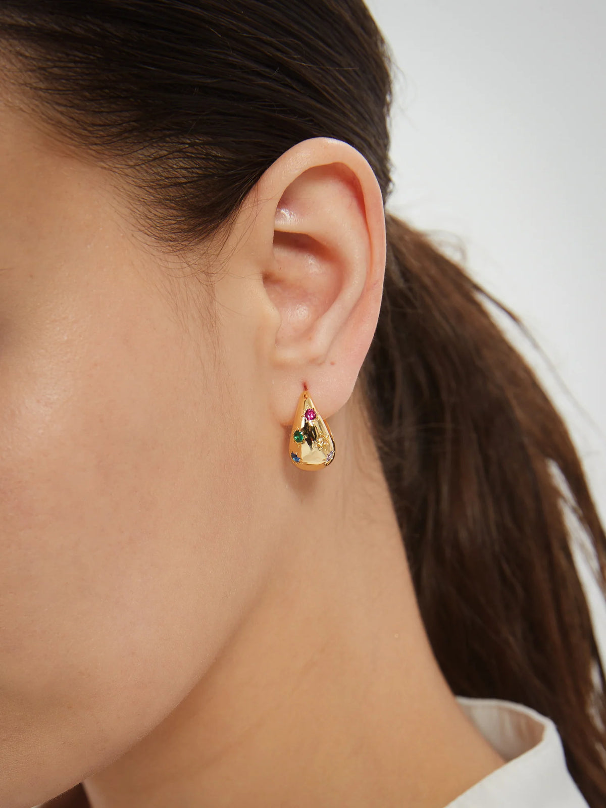 Rainbow Sapphire Dome Hoop Eyrnalokkar