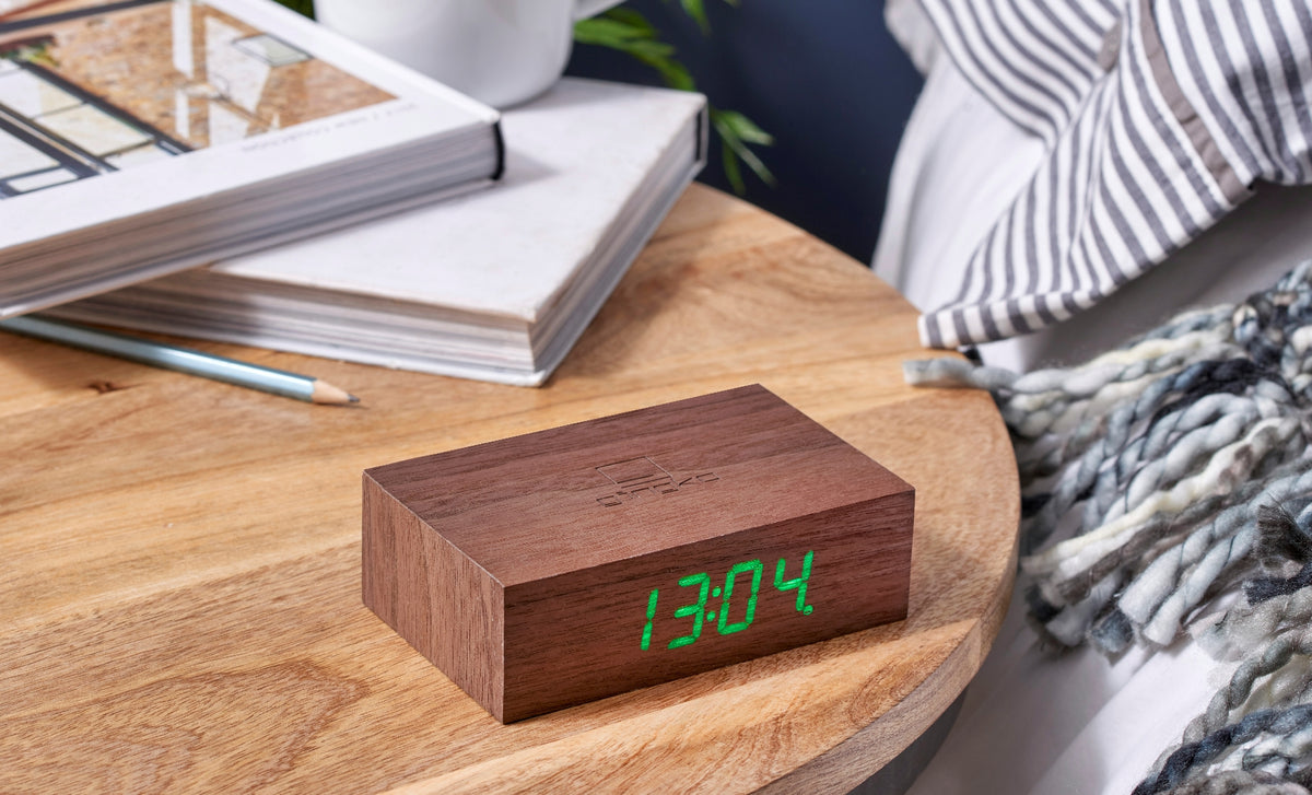 Flip Click Clock Vekjaraklukka Walnut