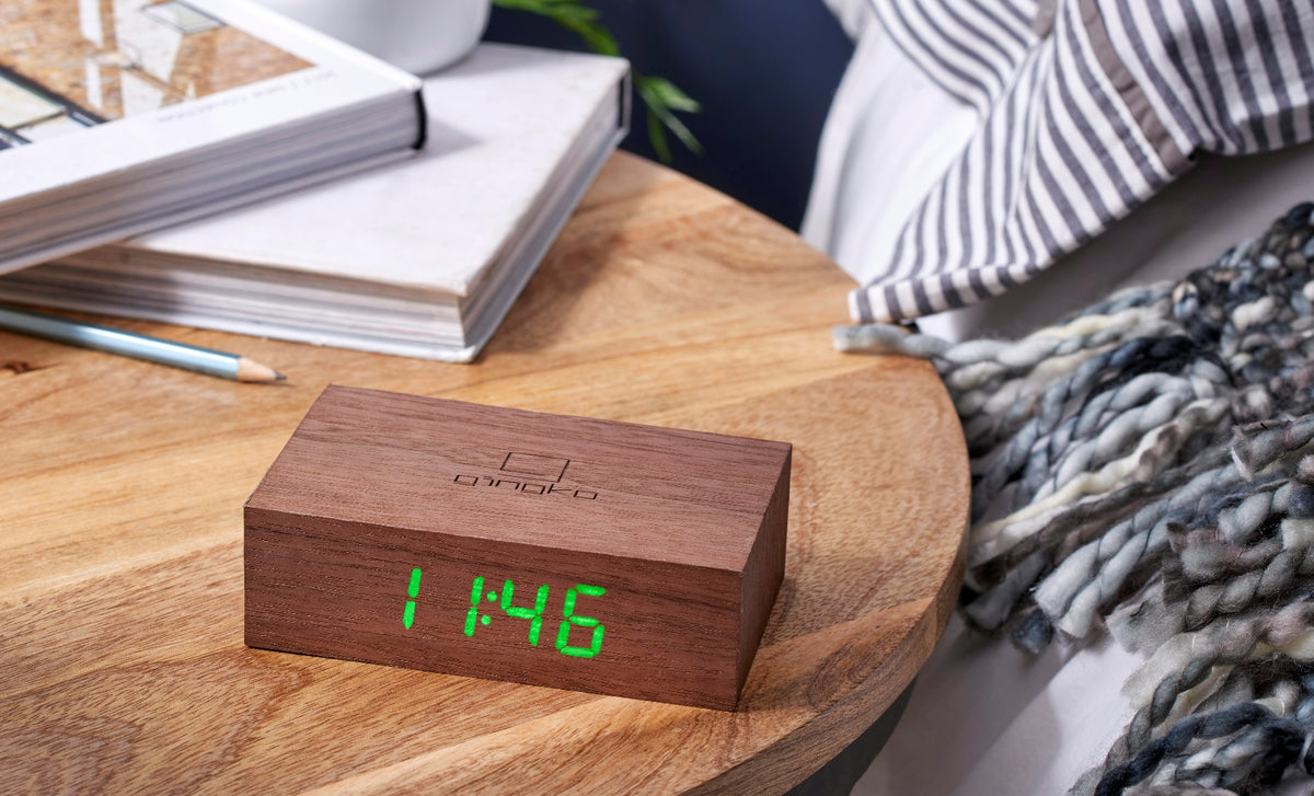 Flip Click Clock Vekjaraklukka Walnut