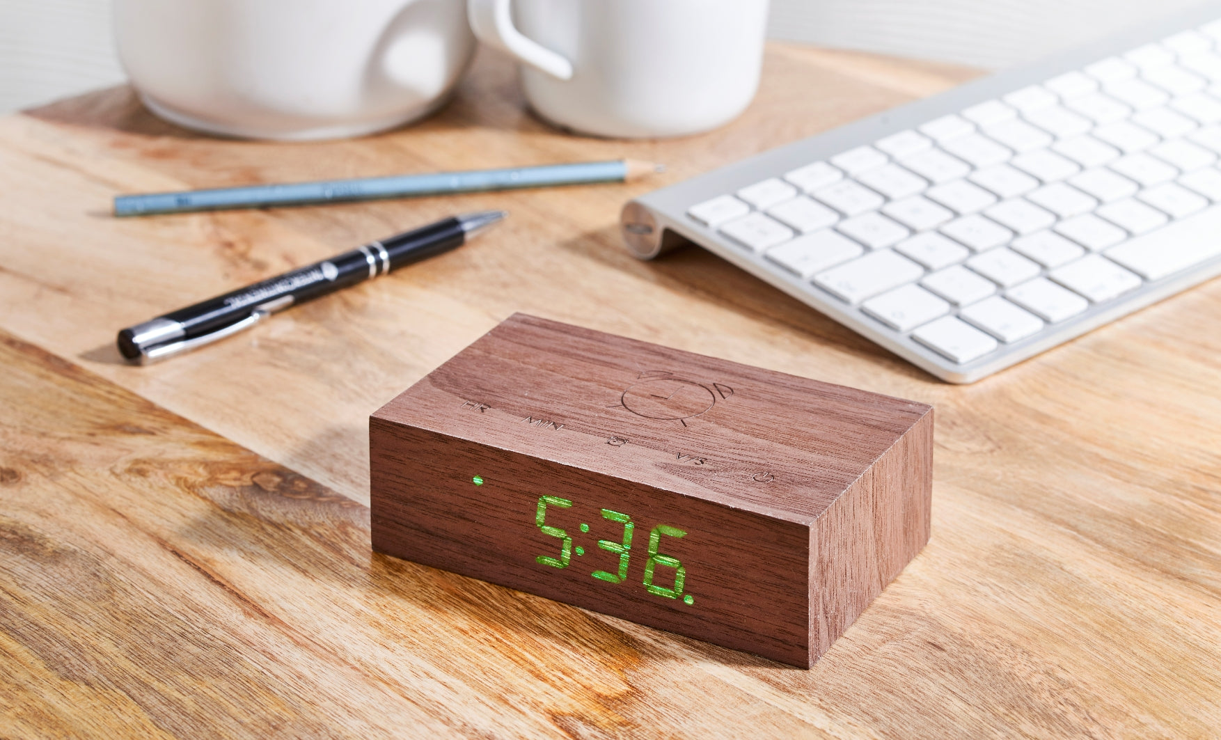 Flip. Click Flip Click Clock Vekjaraklukka Walnut - Akkúrat