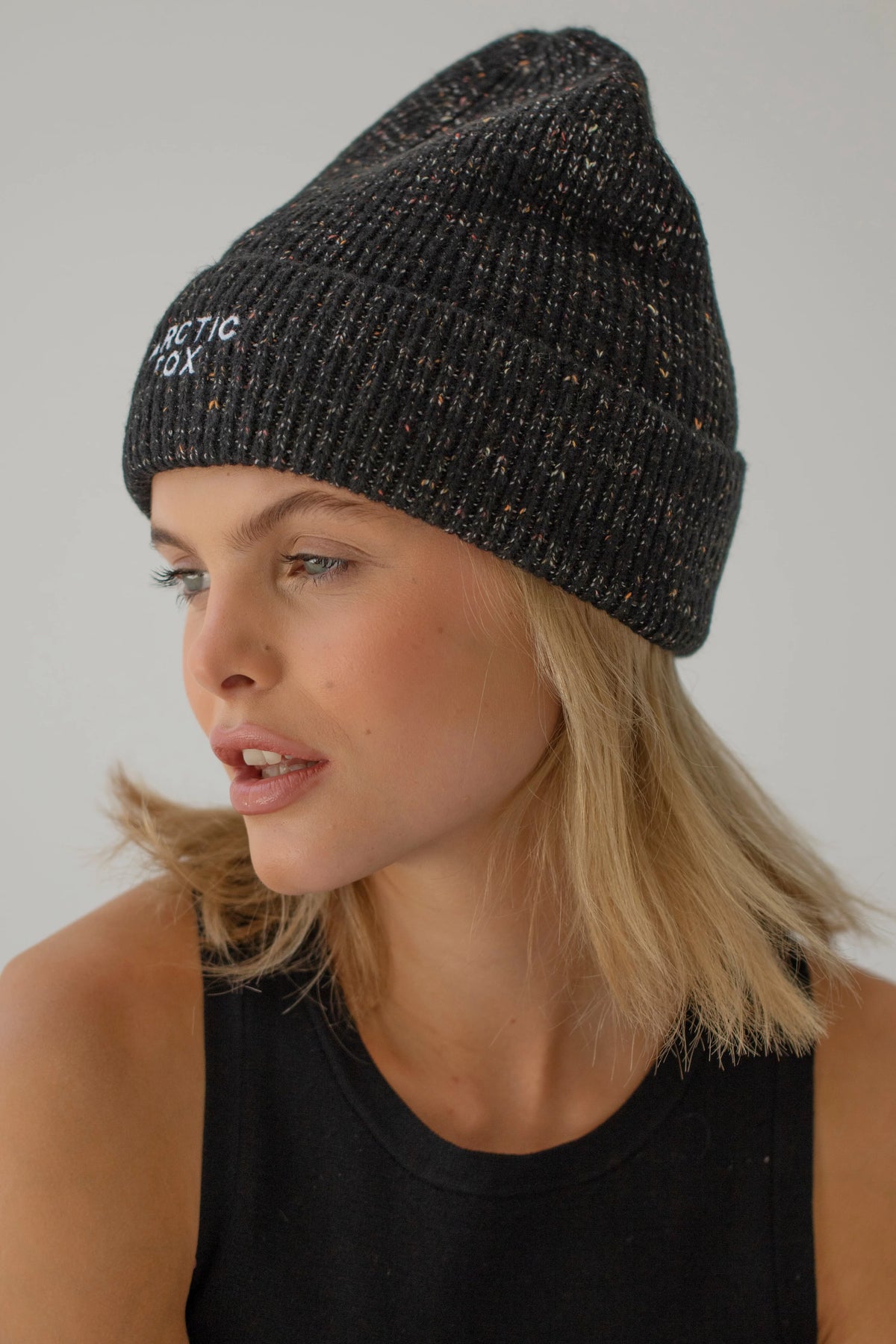 The Embroidered Beanie - Svört