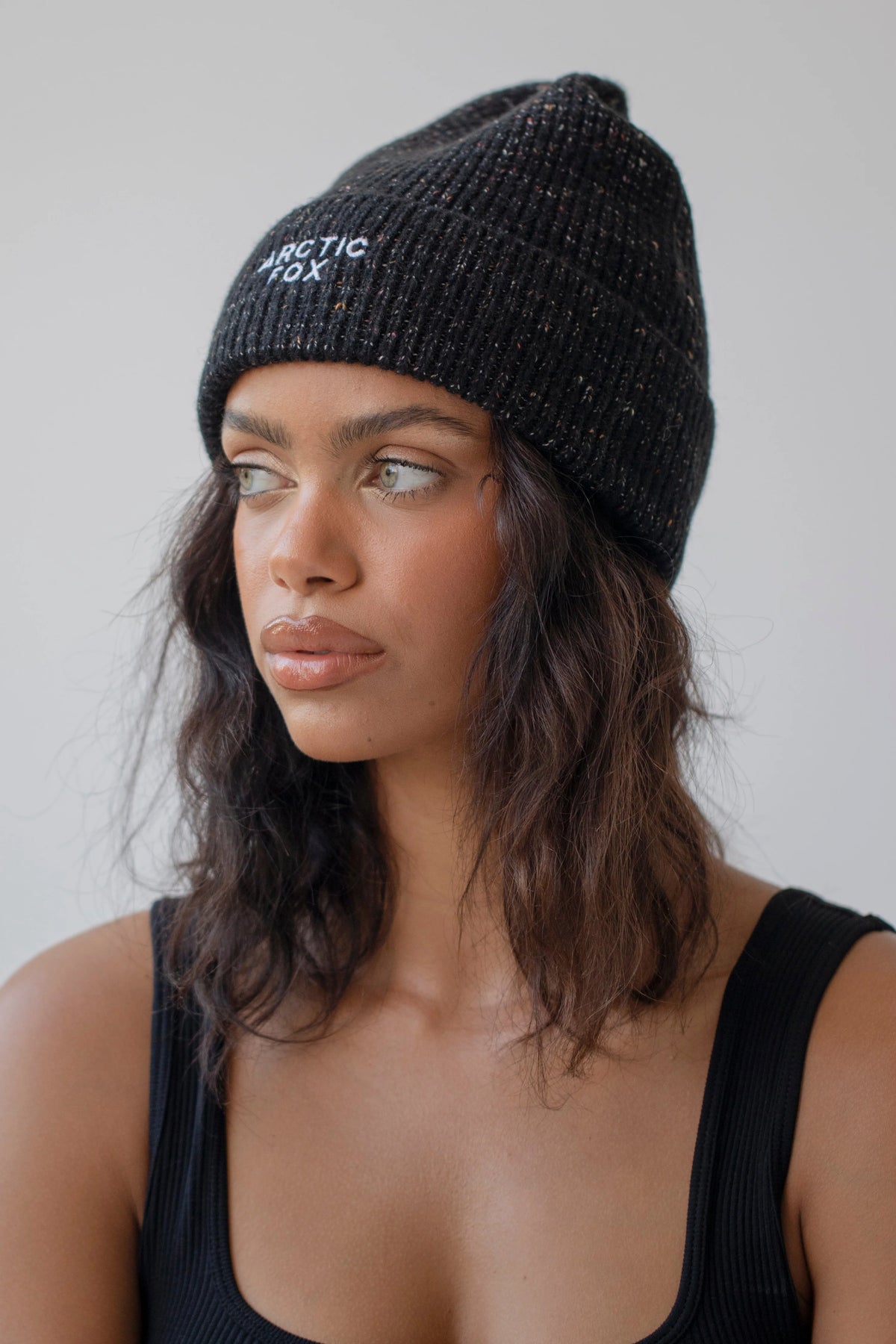 The Embroidered Beanie - Svört