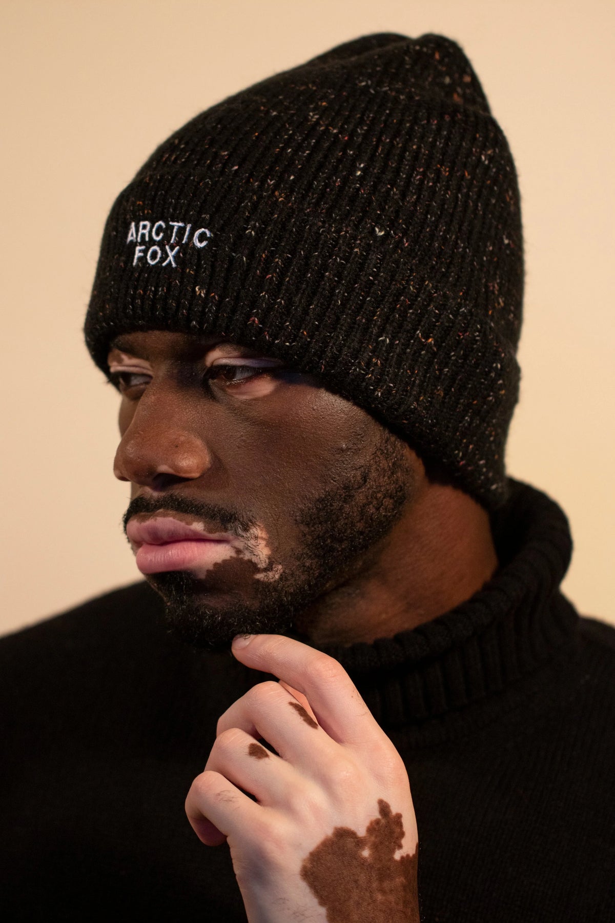 The Embroidered Beanie - Svört