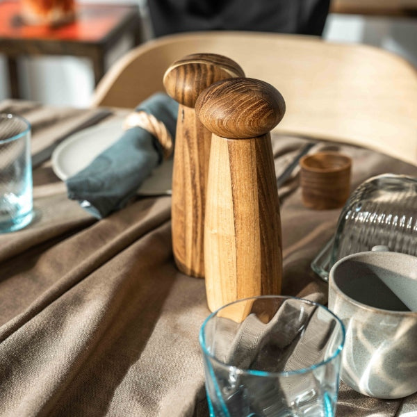 Salt og Piparkvörn á bakka - Tekk