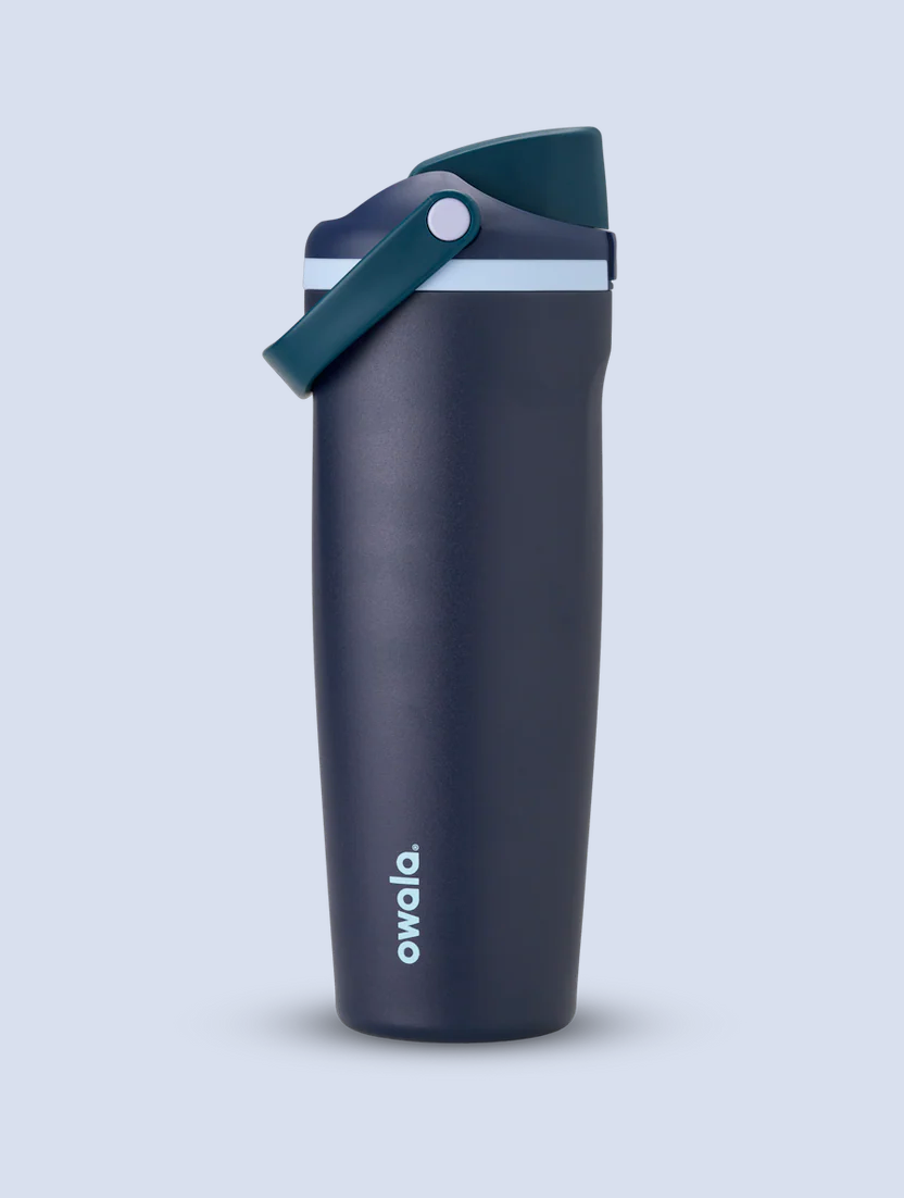 Owala FreeSip® Sway Vatnsbrúsi Sea Captain 30oz. - Forpöntun - kemur um miðjan okt.