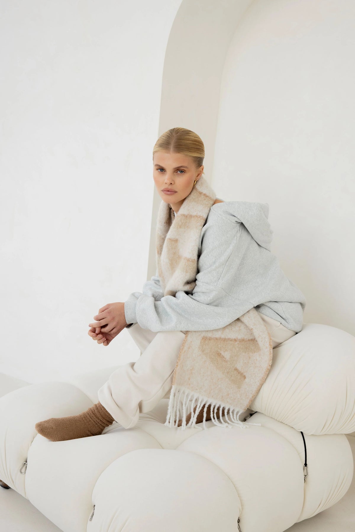 The Logo Scarf - Beige/White