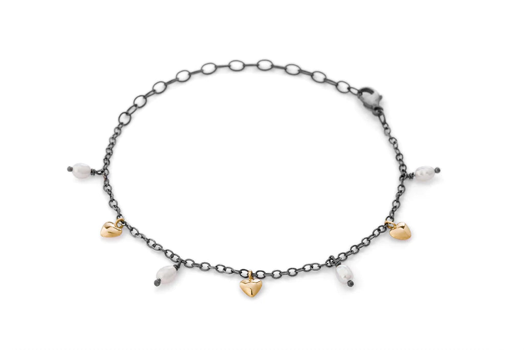 Armband, lítil gull hjörtu og perlur
